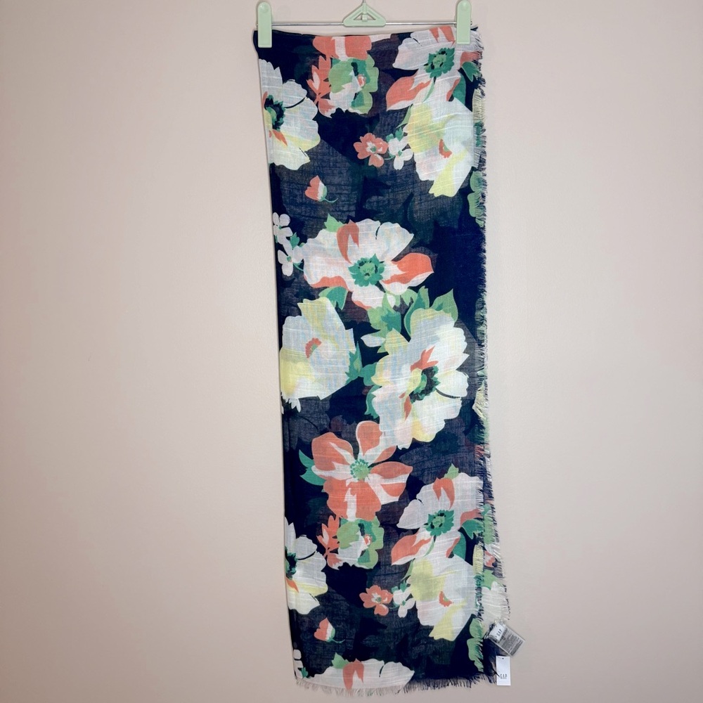 GAP (NWT) Floral scarf